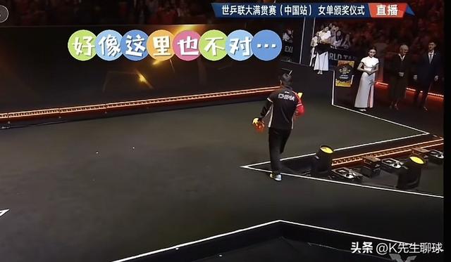 孙颖莎在颁奖仪式出洋相了 和曼昱抢着握手 没想到一个举动 球迷沸腾