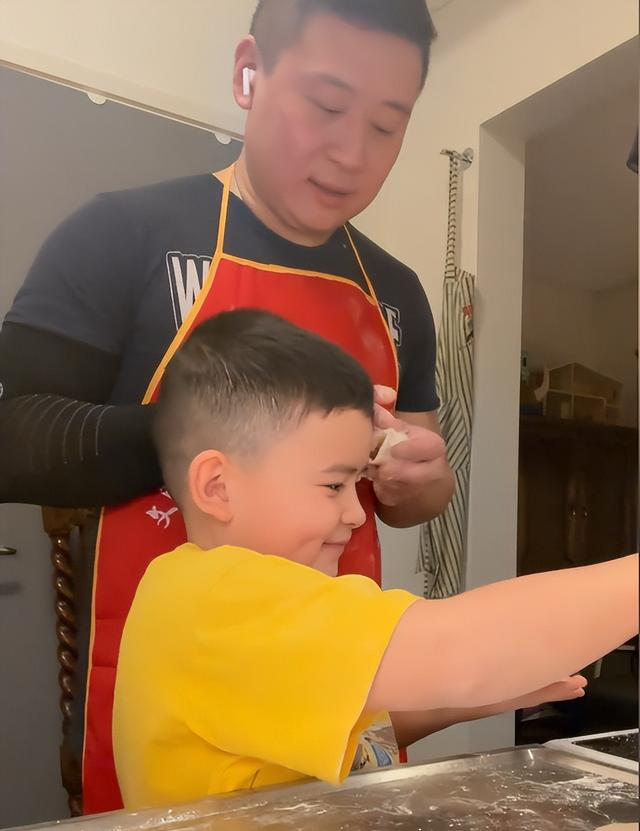 北京阿光连陪孩子吃顿饭都成奢望，马克、维拉的画反映出真实心理