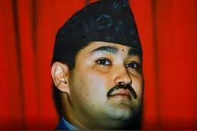 2001年尼泊尔王储杀父弑母，灭自家10口人后自尽，叔叔捡漏当国王图片