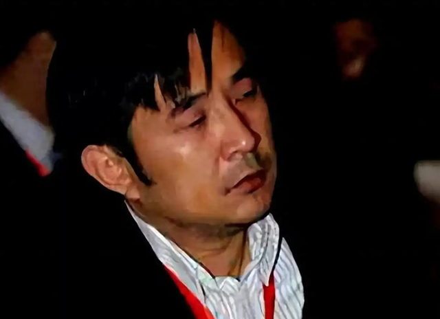 比许家印更早爆雷？他破产后套现 61亿，带小女友出逃，坑了半个省
