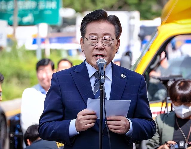 忍耐半个月，韩国发难向日索赔，李在明终于下令，军队将逼近独岛