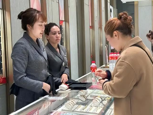 黄金破4000美元！美债却稳守2%通胀目标	，经济前景分歧难消
