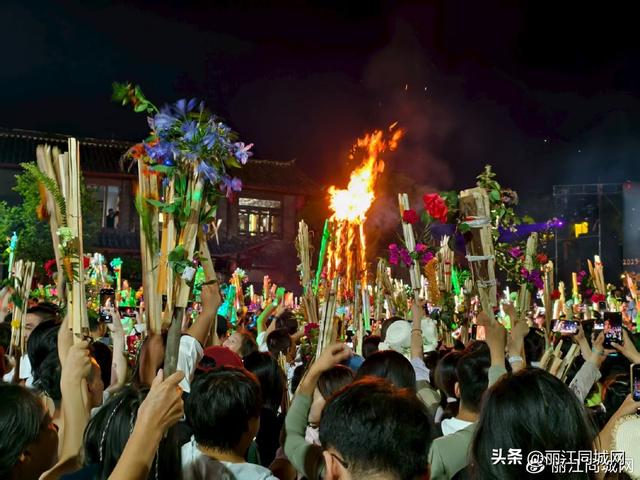 2025 束河火把节拉开帷幕 三天盛宴解锁古城烟火气