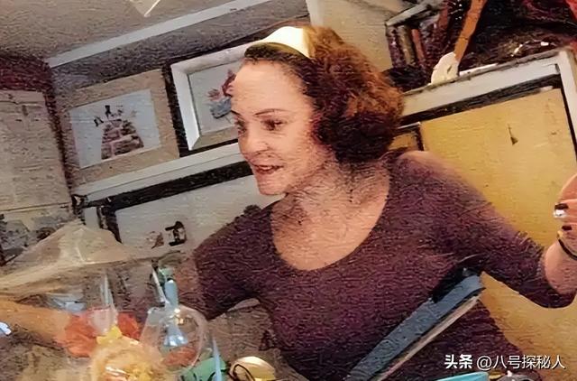 她是张柏芝妈妈，50岁时还演三级片，曾大骂谢霆锋全家人都是戏子