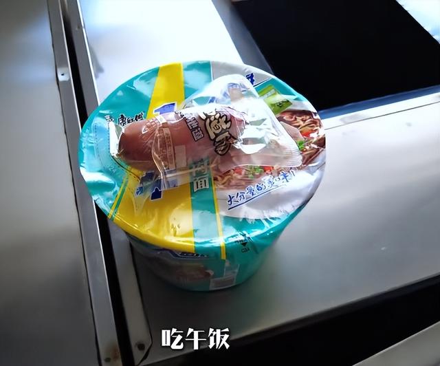 湖北小伙报老年旅行团，大妈在车上当众大便，全车被熏得捂鼻干呕