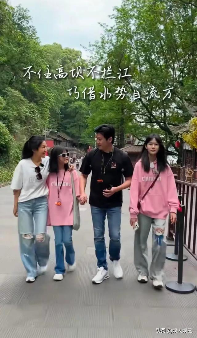陆毅一家都江堰玩，全家颜值出众腿修长 夫妻携手女儿闹 人生赢家！