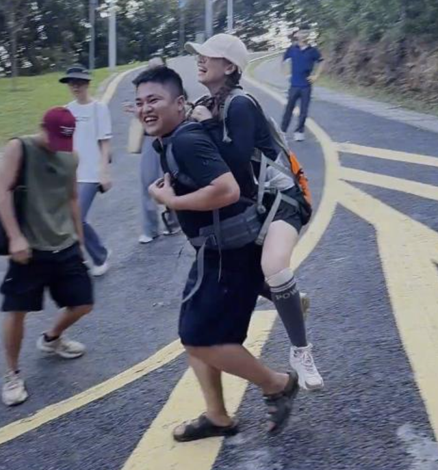 广东女子登山脚崴，被陌生小伙背40分钟下山，恶心的一幕却出现了
