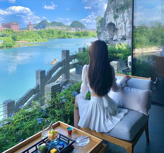 中年人爱去酒店开房？不为过夜只为喘息，一场心照不宣的情绪交易