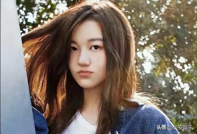 王菲女儿李嫣兔唇消失后，神似当年某冰冰，气质清新脱俗，太美了