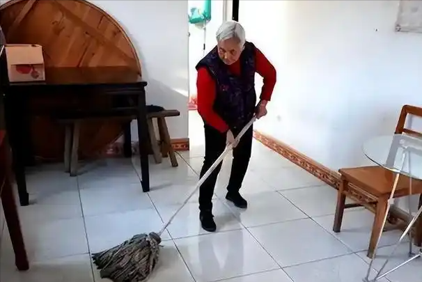 医生建议：70岁以上的老人，宁可天天玩手机，也不要随便做这4事