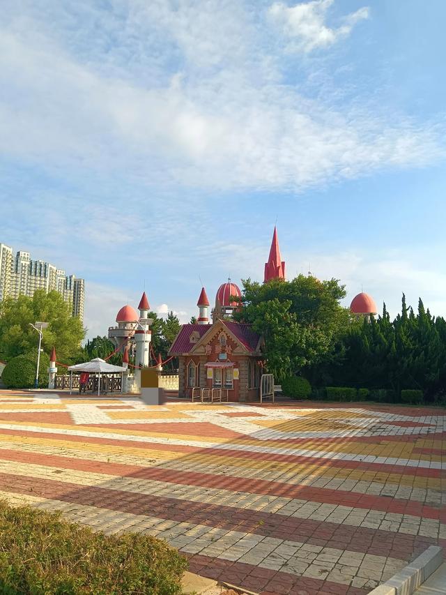 威海影视城曾人气也非常火爆，海水清澈位置好不知何时能回到从前