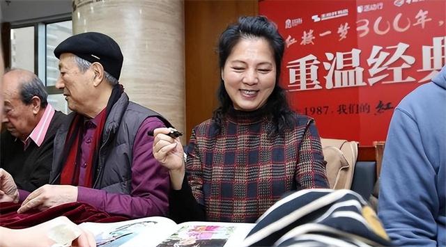 87版红楼梦欧阳奋强说，她太漂亮，自己都不敢正视，只能偷偷看
