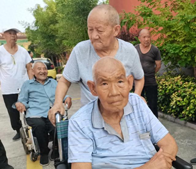 浓浓爱洒敬老院 殷殷情暖老人心
