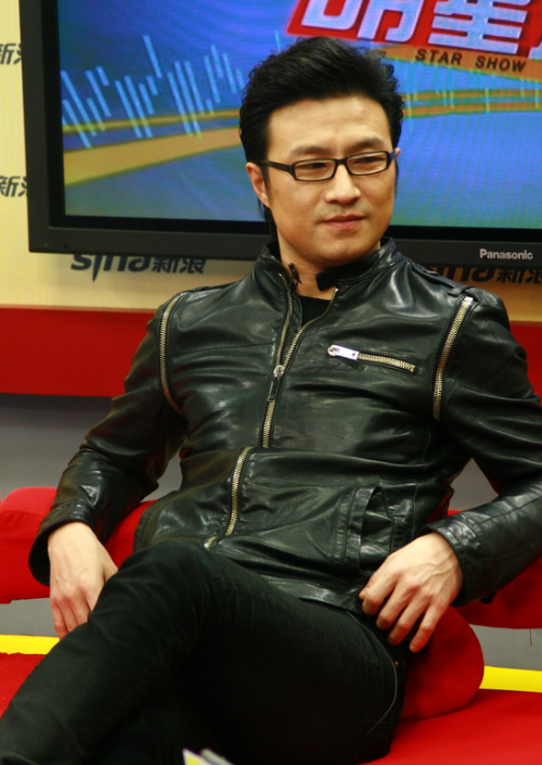 章子怡也没想到，离婚刚两年的54岁汪峰，竟走上了另一条上坡路