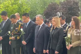 永远不忘！今天，我驻南联盟使馆遭轰炸26周年，中国驻塞使馆举行纪念活动图片