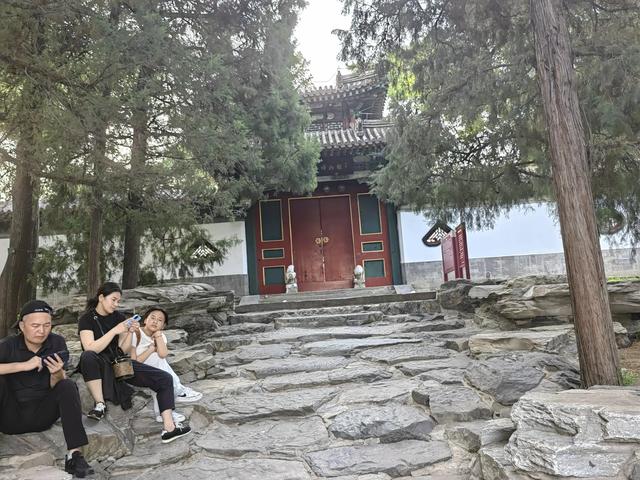 北京北海公园：都有哪些景点，绕湖走一圈看看。