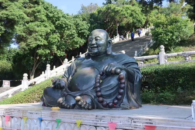 登上1999级台阶，触摸最大的弥勒佛像，百年古寺锦屏山