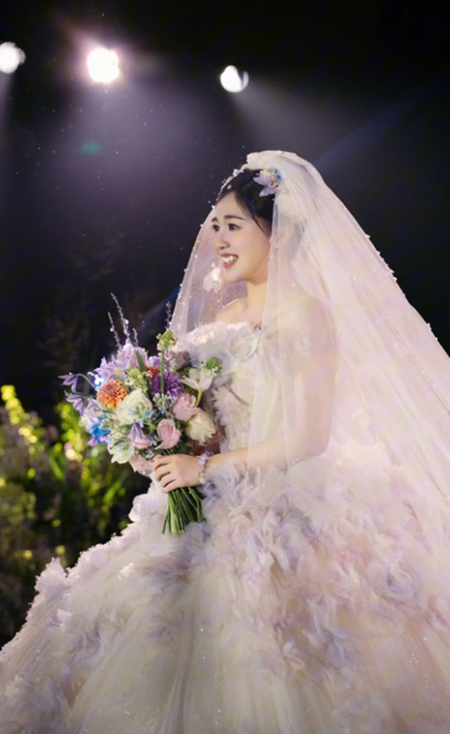 金龟子王宁女儿北京办婚礼，亲家母露面，180高个穿着旗袍好贵气