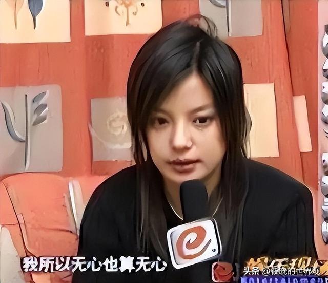 婚姻事业全“泡汤”，沉寂4年后，赵薇罕见露面吃席，面相全变了
