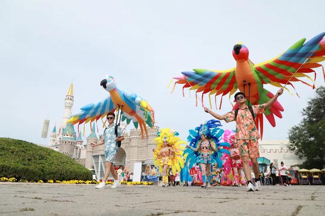 中秋国庆彩灯游园会限定表演！场场精彩～前方有欢乐因子正在释放！