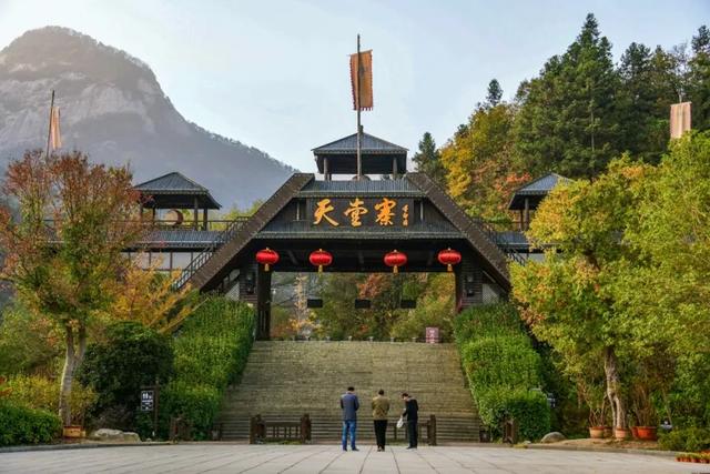 大山里的仙境，漫山红叶，斑斓如画，藏着中国最“英雄”的秋天！