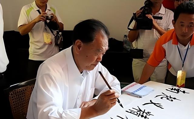 他是华国锋的接班人	，有着怎样的经历