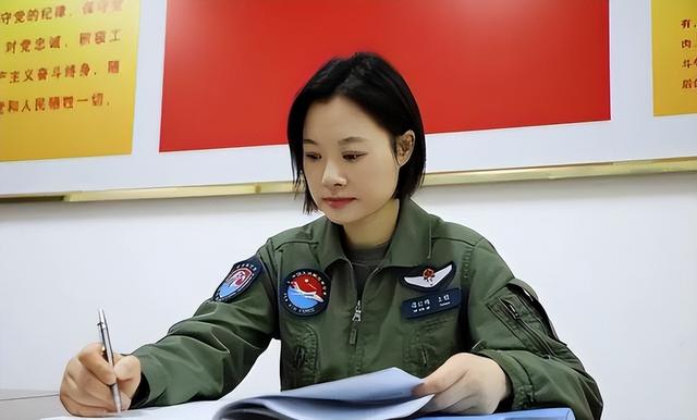 阅兵女机长身份曝光！私生活被扒牺牲太大，老公不简单，央视点名