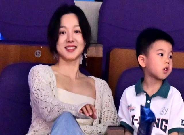 马龙一家四口看球赛！父子三人共用一张脸，夏露在人群中美到发光