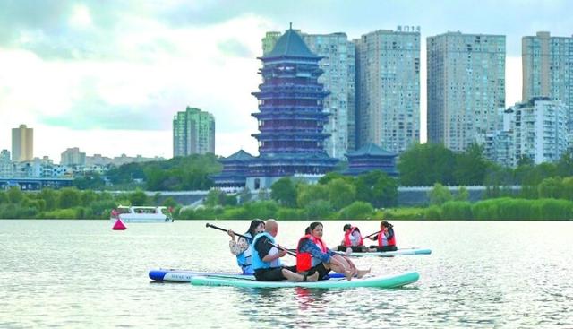高温炙烤下 南充市民消暑有凉方