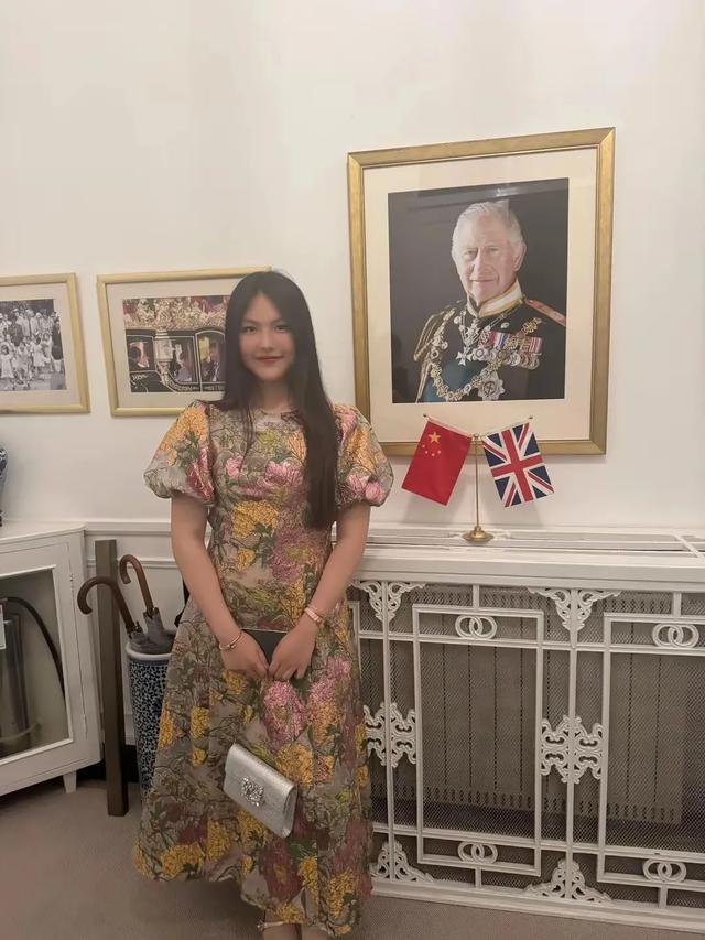 李湘带王诗龄去见英国大使，穿西装瘦了几圈，王诗龄胖的贵气逼人