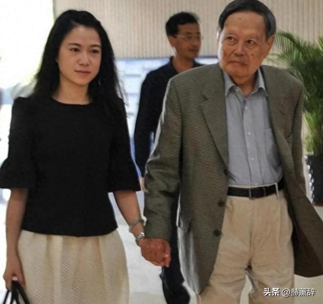 已证实杨振宁长子去世，看49岁翁帆现在做的事 才知道我们误会她了