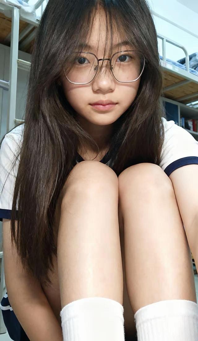 白帽衫双马尾照片火了	，宿舍随拍意外走红，原来真实比美颜更动人