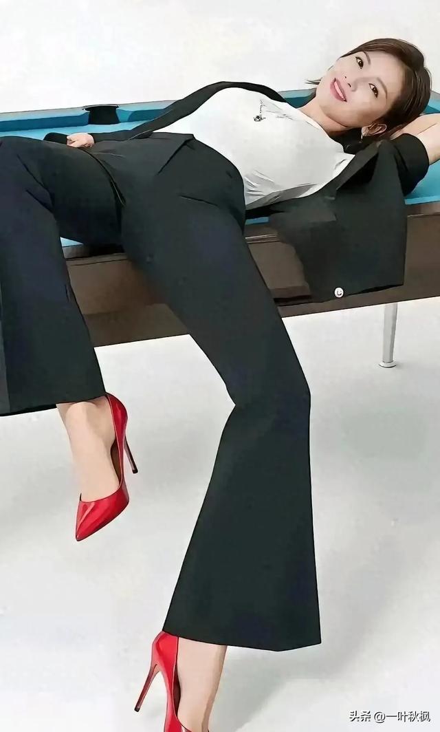 刘涛果然是非常有魅力的女人!她躺在台球桌上的照片非常勾人魂魄