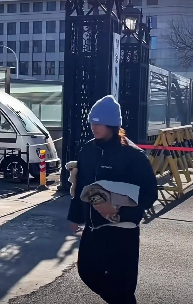 全红婵重返国家队，和陈艺文司雅杰开心聚餐，陈若琳没骑电车接她