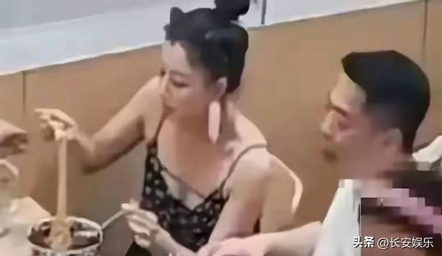 45岁殷桃与男友在北京一小面馆被拍