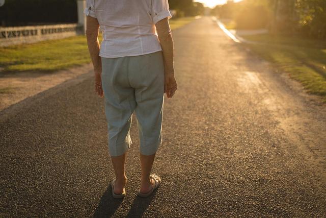 坚持走路锻炼的人，6个身体问题被挡住了，医生也说“太值了”！