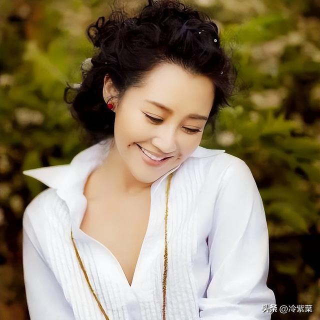 她一生 “风流成性	、老少通吃	”	，撩汉无数，现如今56岁却依旧单身