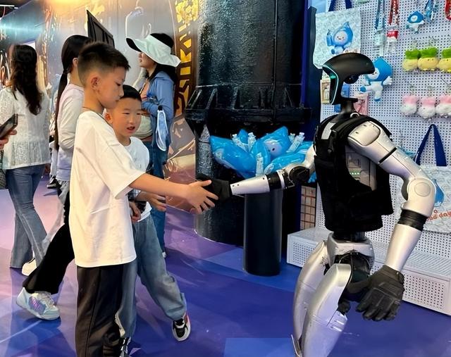 “水宇哥”升级归来 武水集团推广人形机器人赋能水域经济