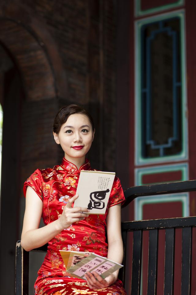 穿旗袍搭配什么发型最美？这些经典与时尚选择不容错过
