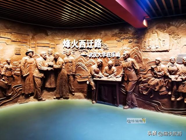 雨中漫步乐山城