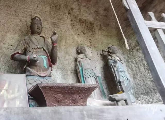 华山险峰发现神秘洞窟和汉代塑像？ 景区回应橙柿：相关地点已管控，不建议大家打卡