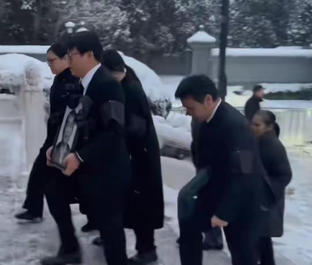 聂卫平葬礼，长子捧遗像，两前任妻子未现身	，现任兰莉娅主持现场