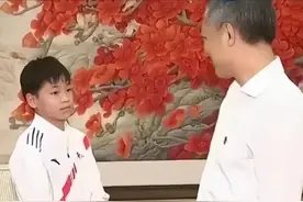 全红禅被领导接见，我一个跳水的咋喊我来开会，全程害羞不自在图片