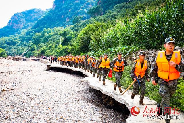 人民直击｜两条腿，蹚出一条“生命之路”