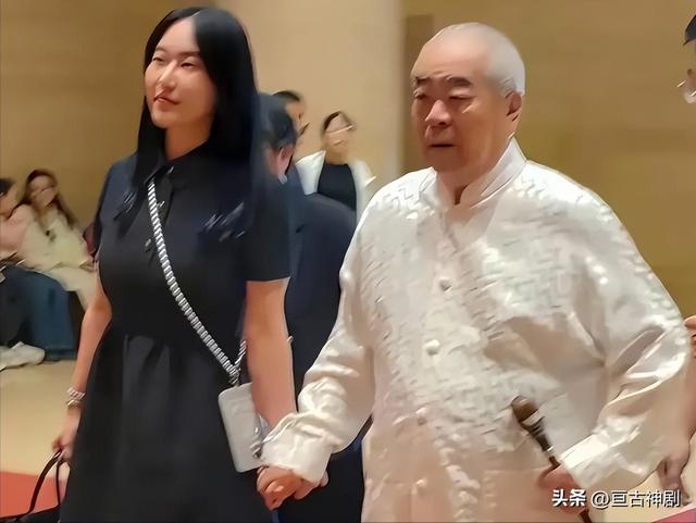 结婚才一年，87岁的范曾浑身老人味，37岁的小娇妻正绚烂如花
