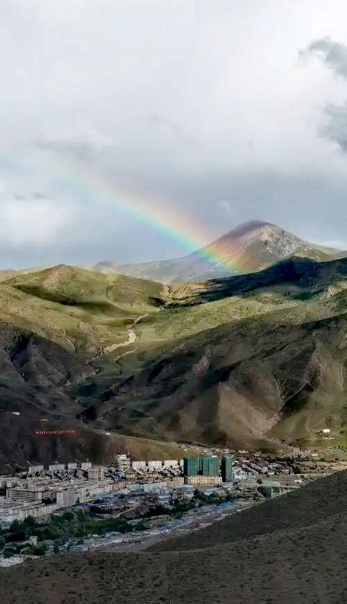 昌都•洛隆，神山景色优美，动植物资源丰富