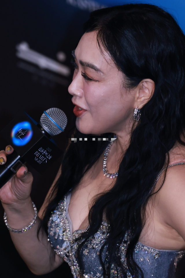 北京红毯太真实，杨颖险些走光，钟丽缇挤出副乳	，张雪迎脸僵肿