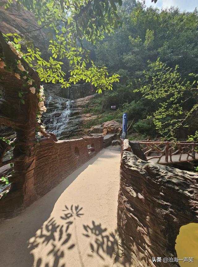伏羲大峡谷，飞瀑流泉，山路弯弯，蓝天白云，青山绿水