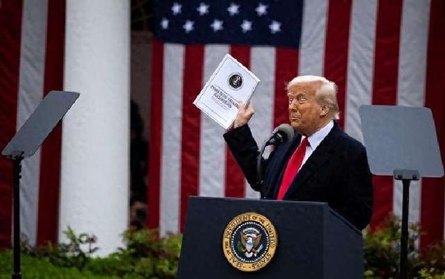 美媒：中国真该谢谢特朗普，美国这下搞不好要成“香蕉共和国”了