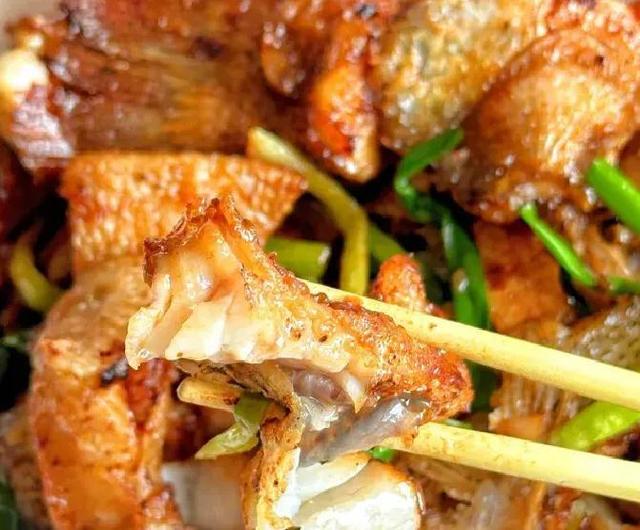 葱烧鲈鱼：鲜嫩入味香迷糊，十分钟搞定宴客级的家常硬菜！